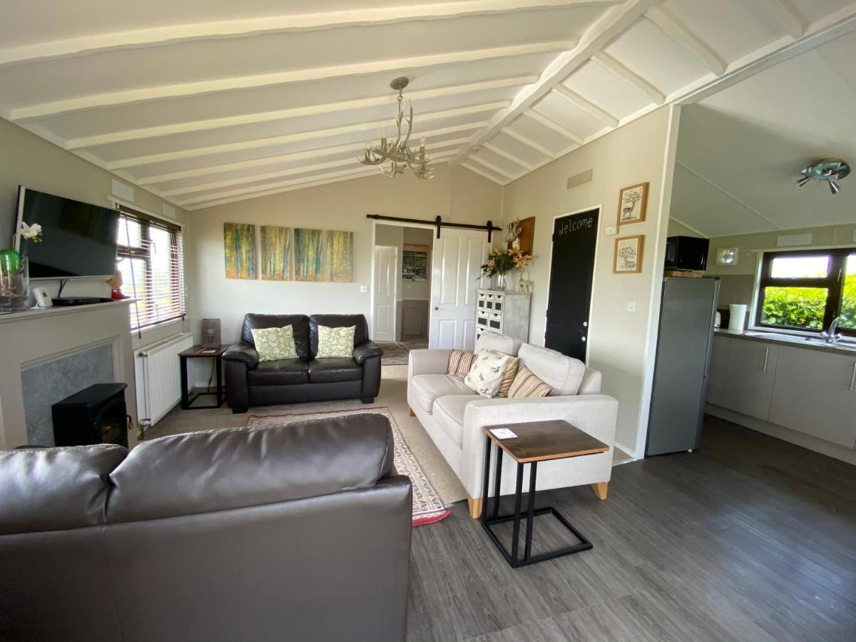 Rew Farm Country & Equestrian Accommodation - Sunrise Lodge Melksham Exterior foto