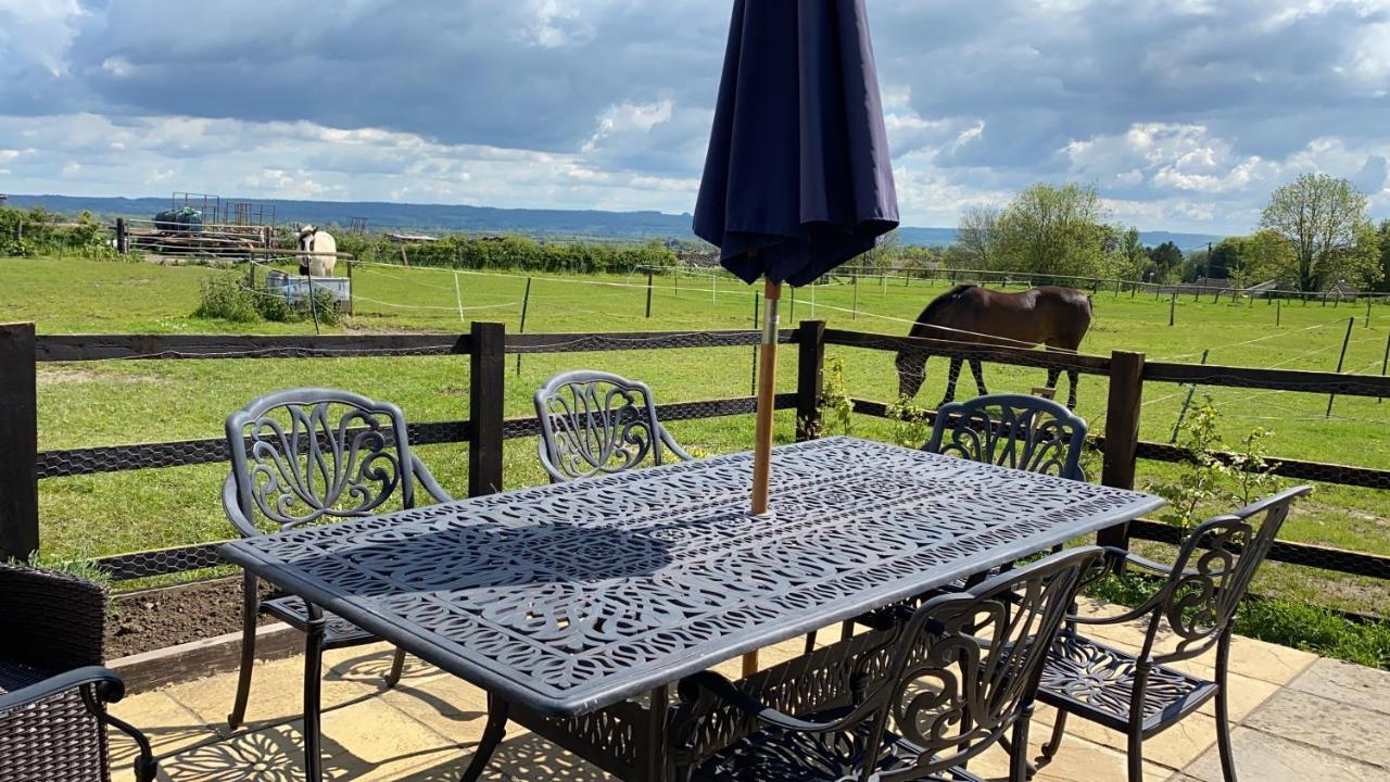 Rew Farm Country & Equestrian Accommodation - Sunrise Lodge Melksham Exterior foto