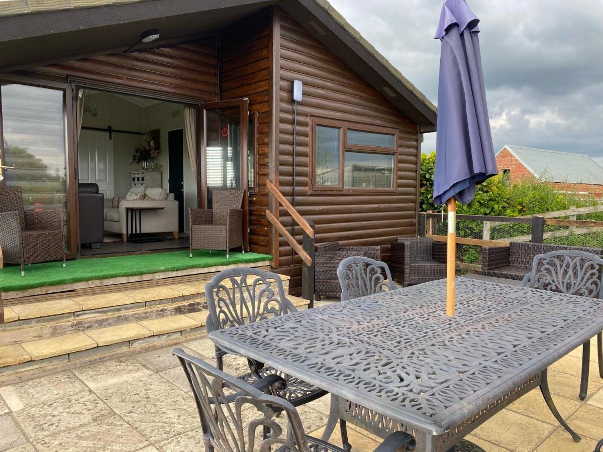 Rew Farm Country & Equestrian Accommodation - Sunrise Lodge Melksham Exterior foto